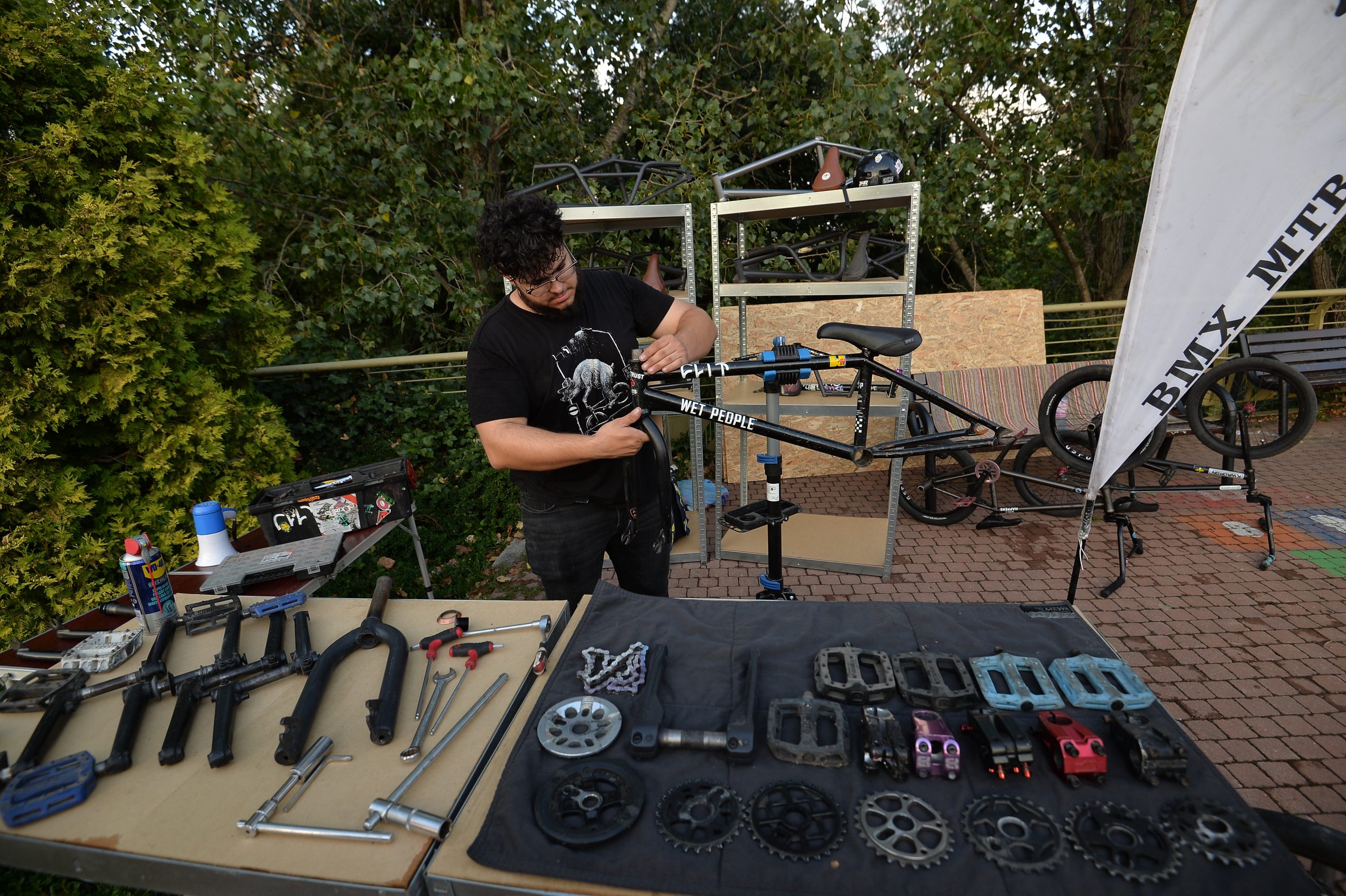 Mecanic BMXMTBRO lucrand la un cadru BMX in standul de service - eveniment Str8 2024