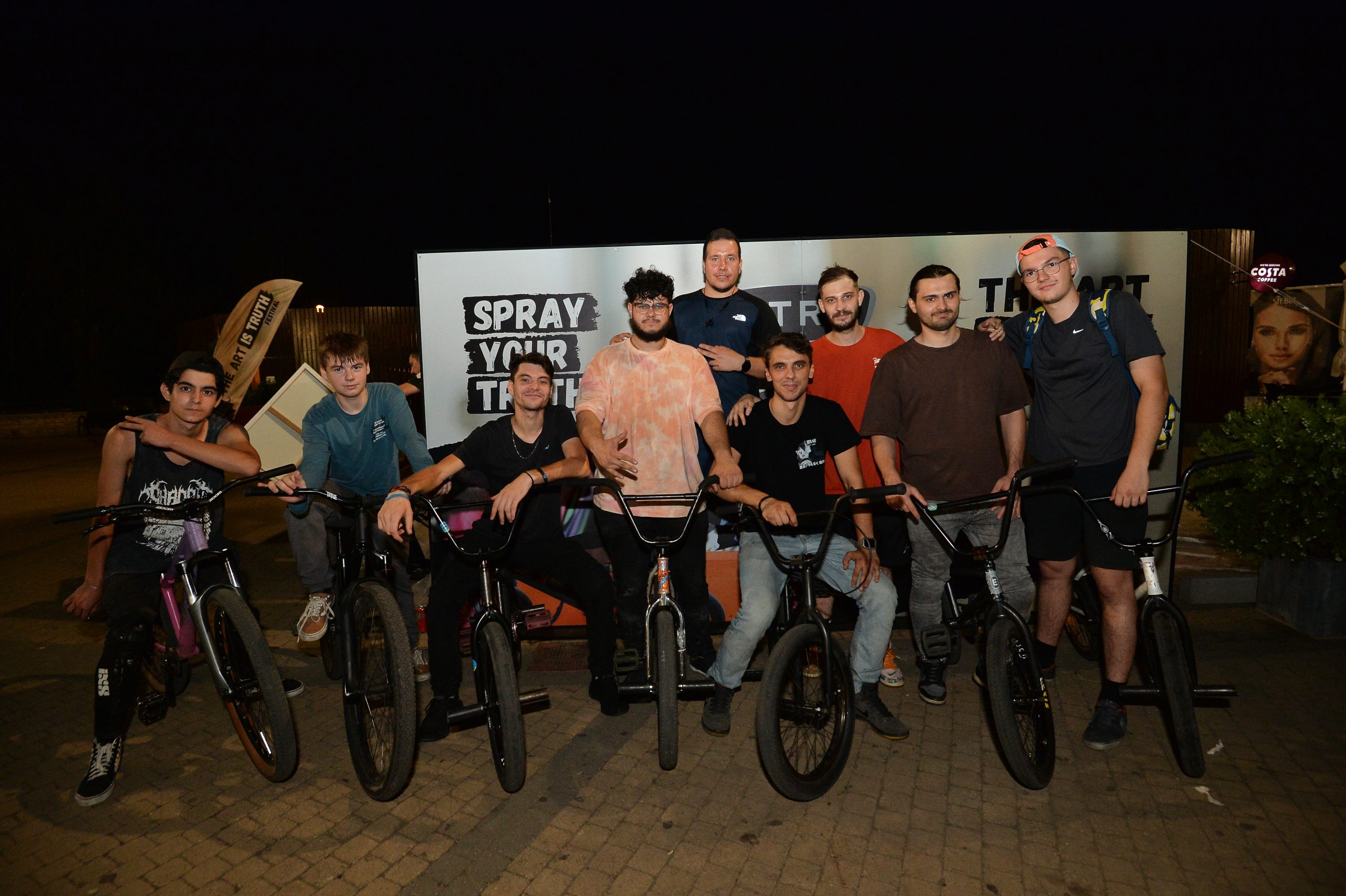 Comunitate BMXMTBRO - poza de grup cu riderii la evenimentul Str8 2024