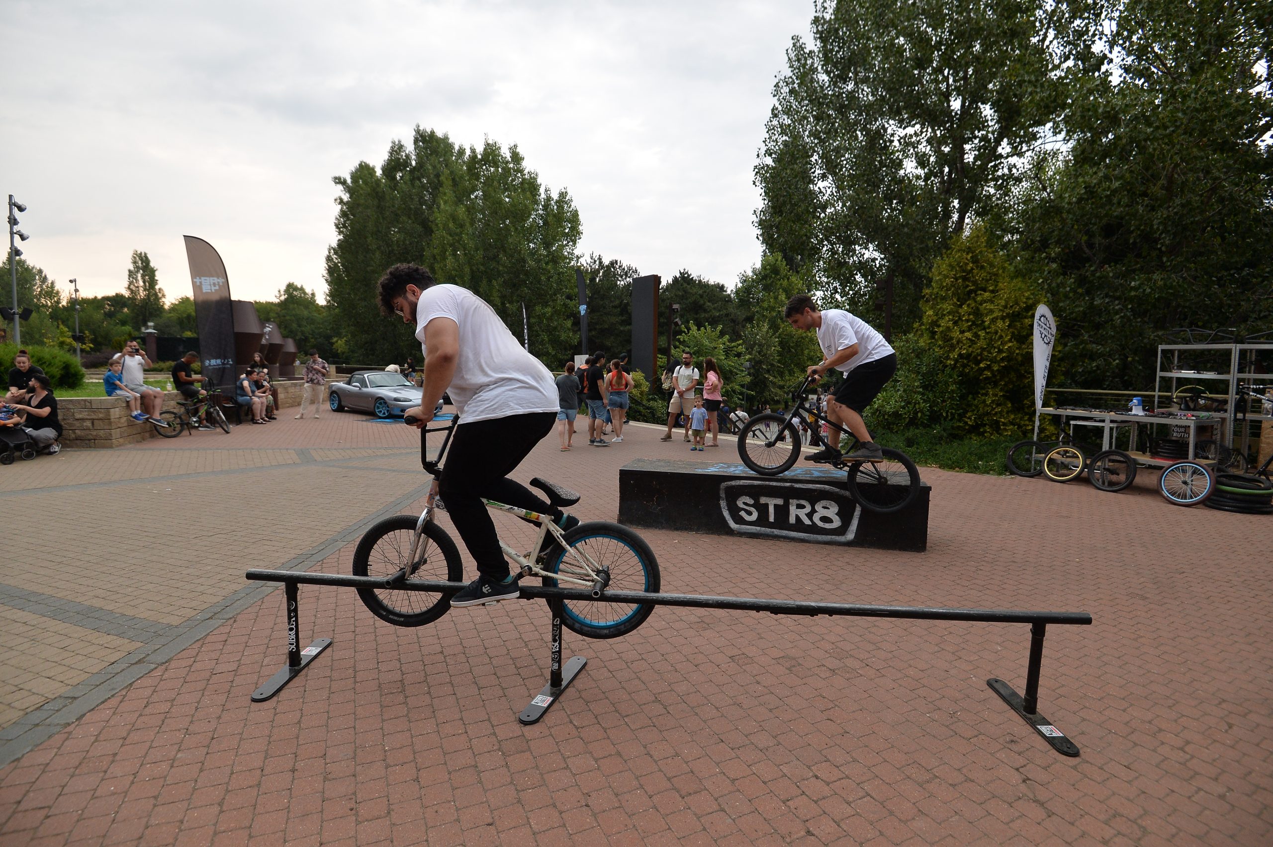Evenimente BMXMTBRO - rideri facand trickuri la evenimentul Str8 2024